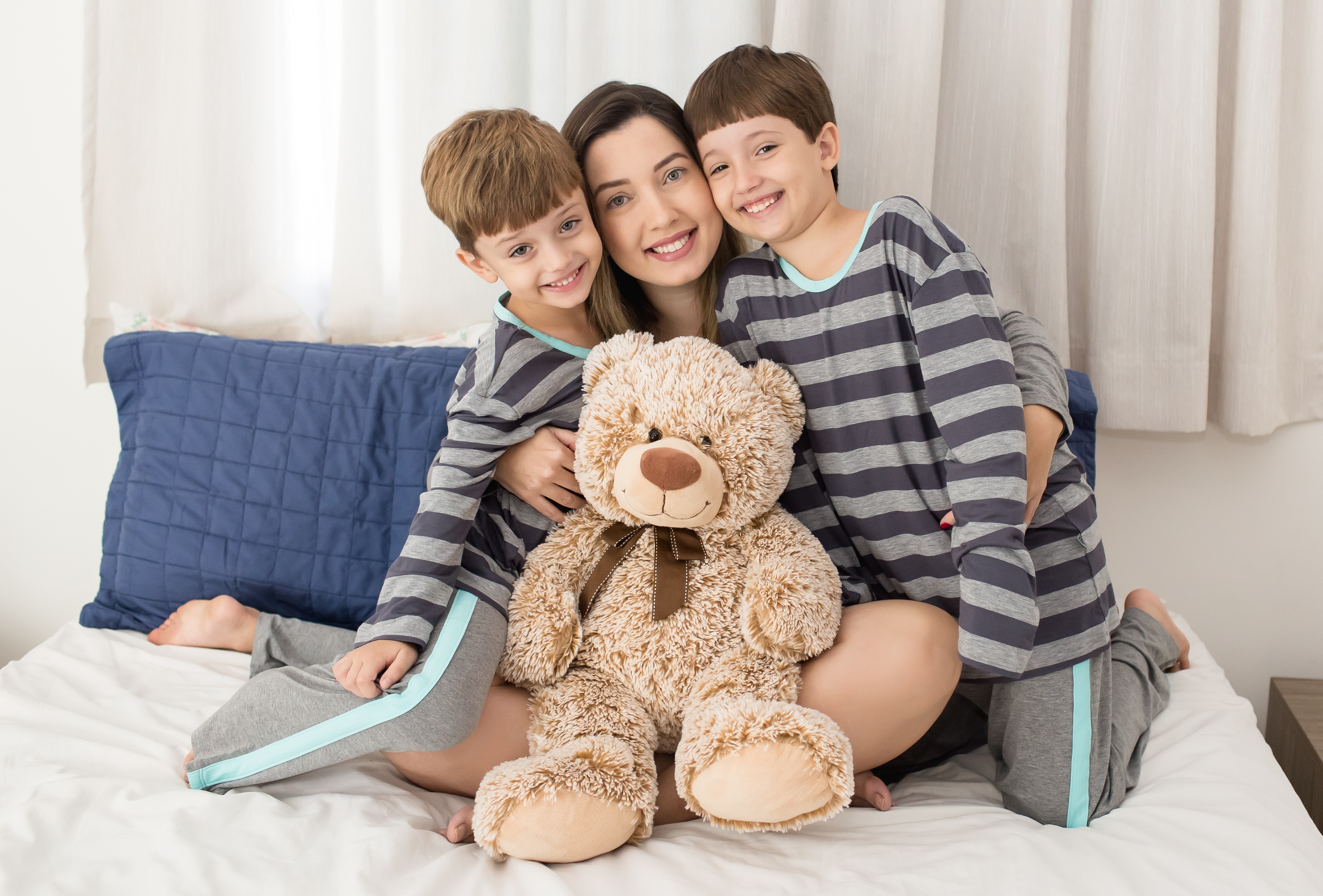 (Grazieli Esposti, do Blog Jeito de Mãe, não compartilha a cama com os filhos Henrique, 4, e Bernardo, 7. Foto: Dina Carvalho)