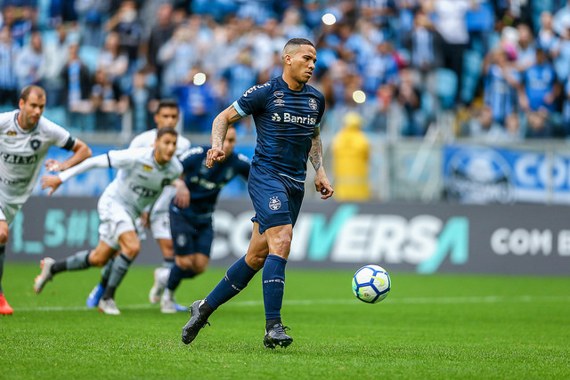 Jael, com crueldade, faz gol de pênalti em cima do Fogão (Foto: Lucas Uebel/Grêmio)