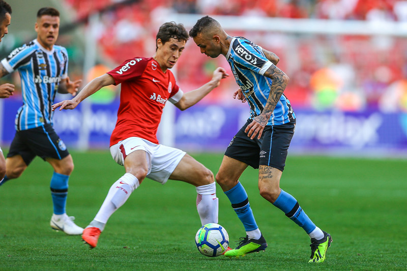 Lance de Rodrigo Dourado contra Luan, do Grêmio, durante o Grenal (Foto: Lucas Uebel / Grêmio FBPA)