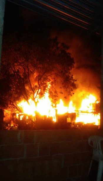 Incêndio atingiu as casas na noite de quinta-feira (Foto: Facebook)