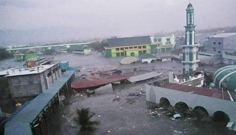 Tsunami deixou um rastro de destruição na Indonésia (Foto: Reprodução)