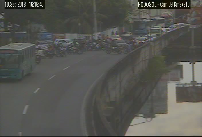 Às 16h16, trânsito segue interditado (Foto: Reprodução / Rodosol)