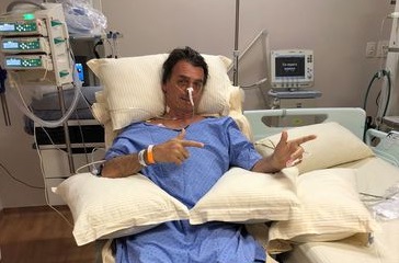 Família postou uma foto após Bolsonaro sentar pela primeira vez no hospital (Foto: Divulgação/Redes Sociais)