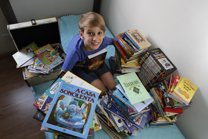 João Paulo tem vários livros em casa, que lê e relê para não perder nenhum detalhe. Ele desenvolveu o hábito por conta de sua mãe, que também gosta de leitura (Foto: Fábio Nunes/ AT)