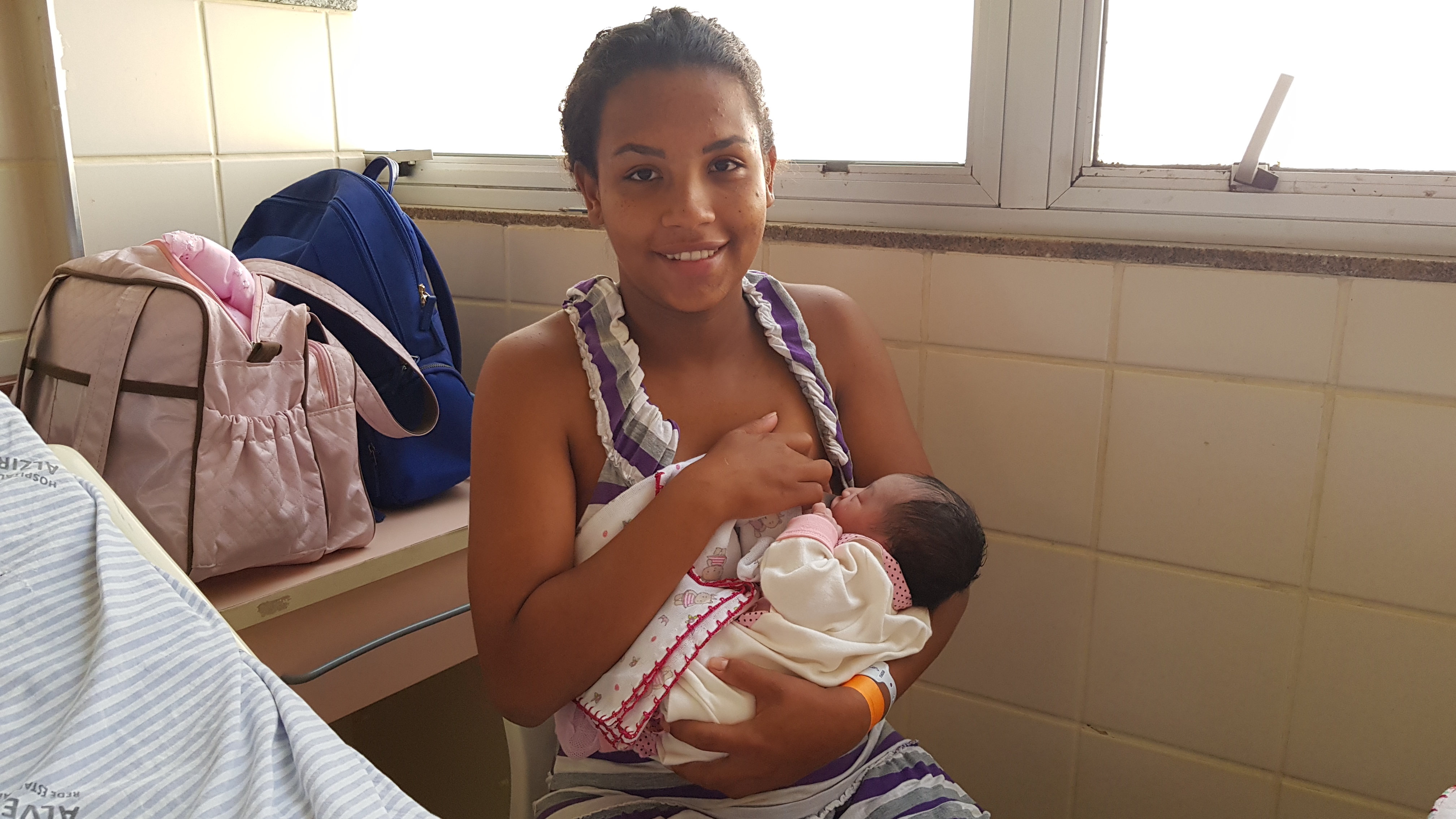 Franciely amamentou a filha antes de elas serem transferidas para maternidade. (Foto: Assessoria de Comunicação/Sesa)