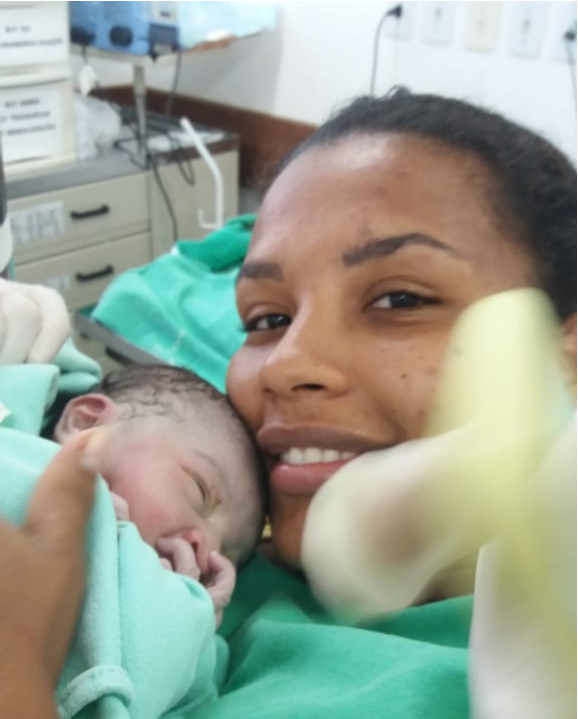 Franciely e a pequena Francine foram atendidas pela equipe do hospital Antonio Bezerra de Faria logo após o parto. (Foto: Assessoria de Comunicação/Sesa)