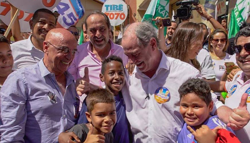 Prefeito de Belo Horizonte caminhou ao lado de Ciro Gomes (Foto: Divulgação / Facebook)