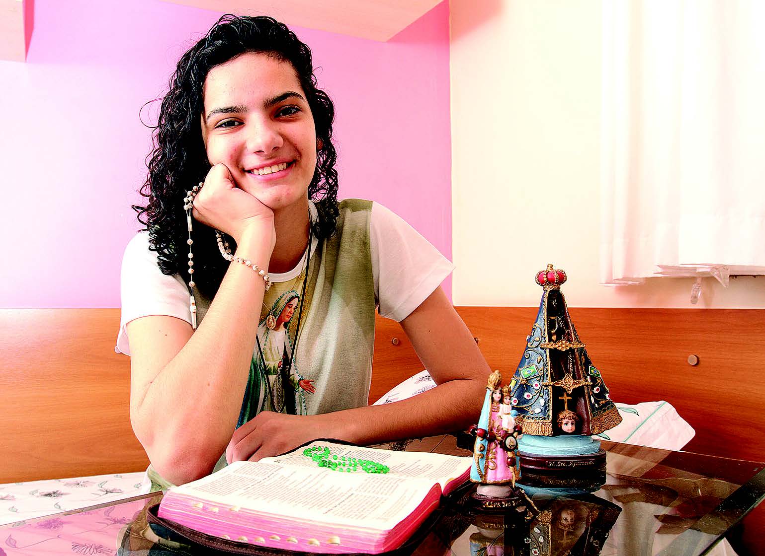 Luiza com terços, a Bíblia e imagens de Nossa Senhora. “Vou fazer votos de pobreza, castidade, obediência e escravidão a Jesus, por Maria”. (Foto: Antonio Moreira)