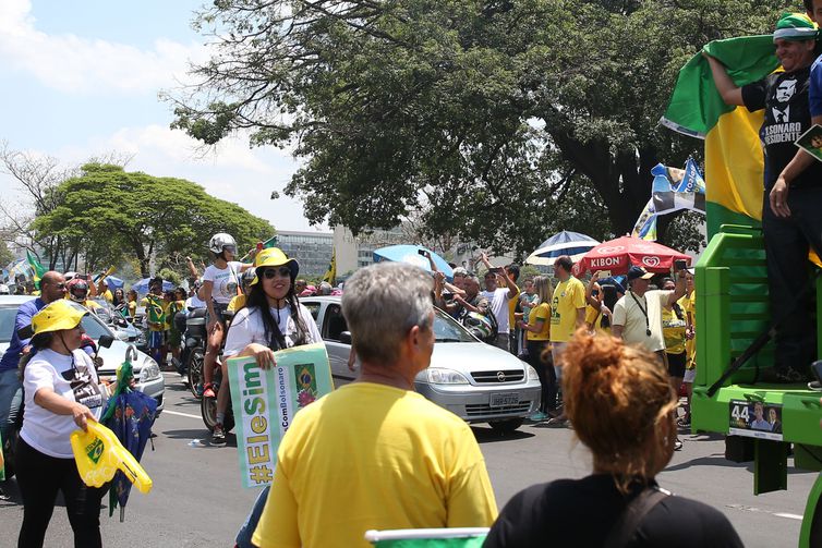 Carreata pelas ruas de Brasília a favor do candidato à presidência da República, Jair Bolsonaro. (Foto: Antonio Cruz/ Agência Brasil)