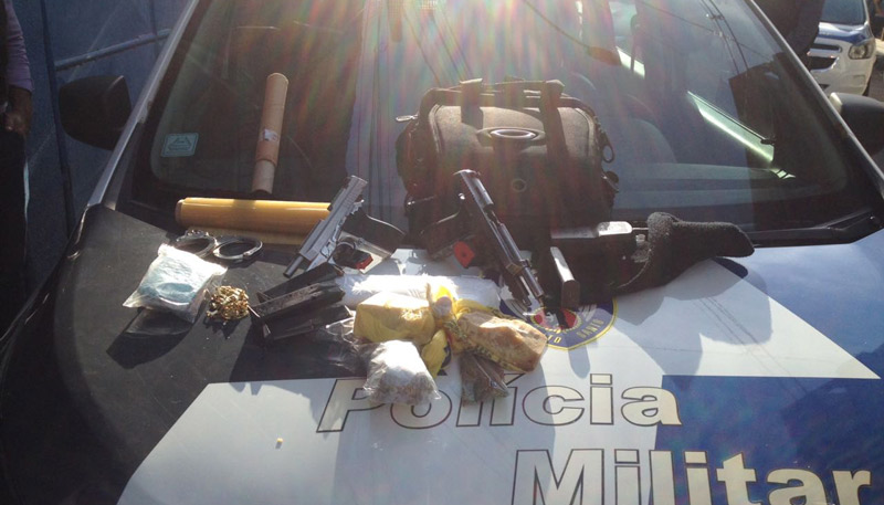 Durante a operação, drogas, armas e munições foram apreendidas (Foto: Kananda Natiely / AT)