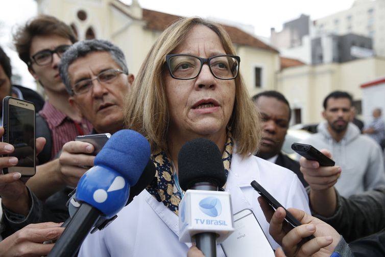 Médica Eunice Caldas Dantas disse que Bolsonaro usará bolsa de colostomia de dois a três meses. Candidato já está em São Paulo (Foto: Tânia Rêgo/Agência Brasil)