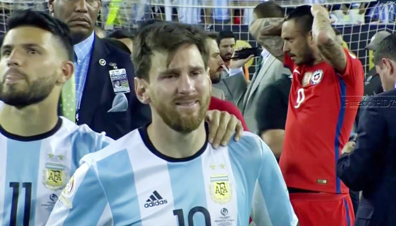 TV's registraram Messi chorando ainda no campo (Foto: Reprodução TV)