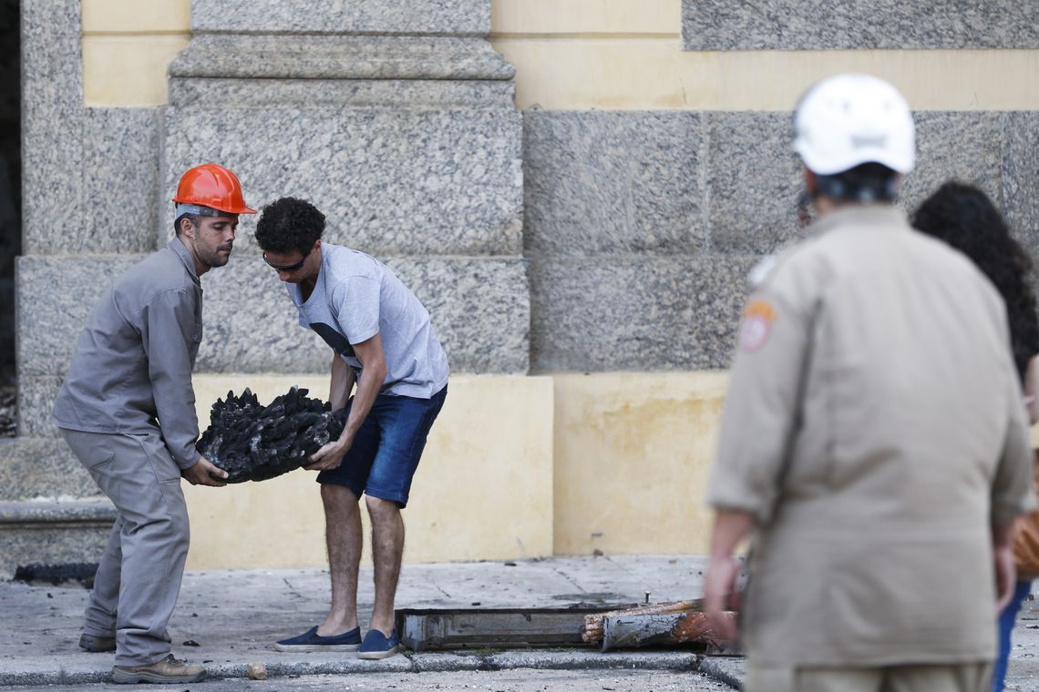 Pesquisadores e funcionários retiram peças dos escombros do Museu Nacional após incêndio (Foto: Tomaz Silva/ Agência Brasil)