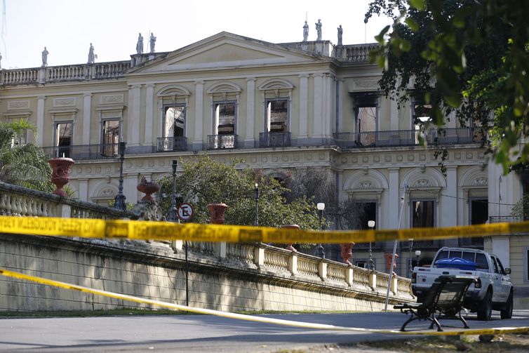 Área do Museu Nacional do Rio de Janeiro foi isolada. (Foto: Fernando Frazão/Agência Brasil)