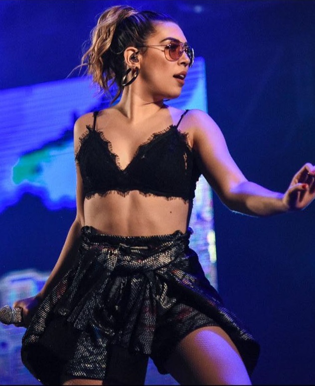 Naiara postou uma imagem recente de uma apresentação (Foto: Reprodução/ Instagram)