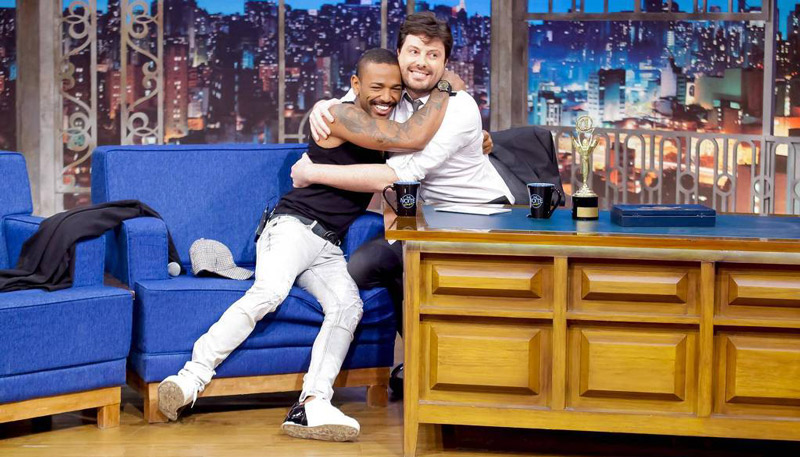 Cantor foi entrevistado por Danilo Gentili no The Noite (Foto: Gabriel Cardoso/SBT)