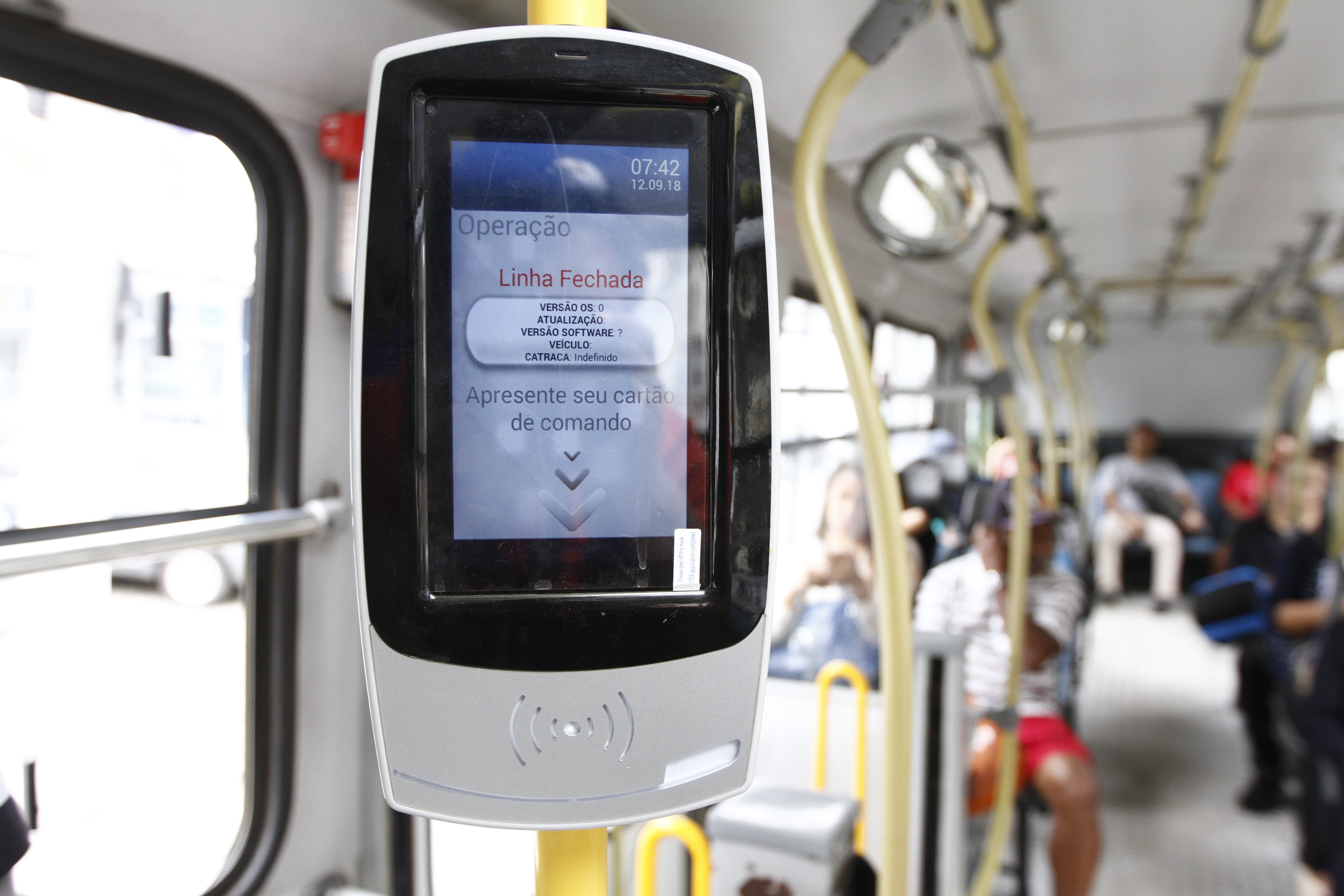 O novo aparelho para cobrar passagem vai integrar bilhetagem eletrônica, biometria facial, câmeras de segurança e GPS. (Foto: Thiago Coutinho/AT)