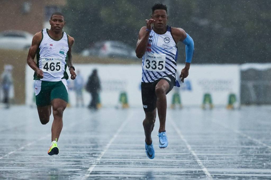 O capixaba Paulo André de Oliveira (nº 335) vence, debaixo de chuva, a prova dos 100 m pelo Troféu Brasil (Foto: Divulgação/Ricardo Bufolin)