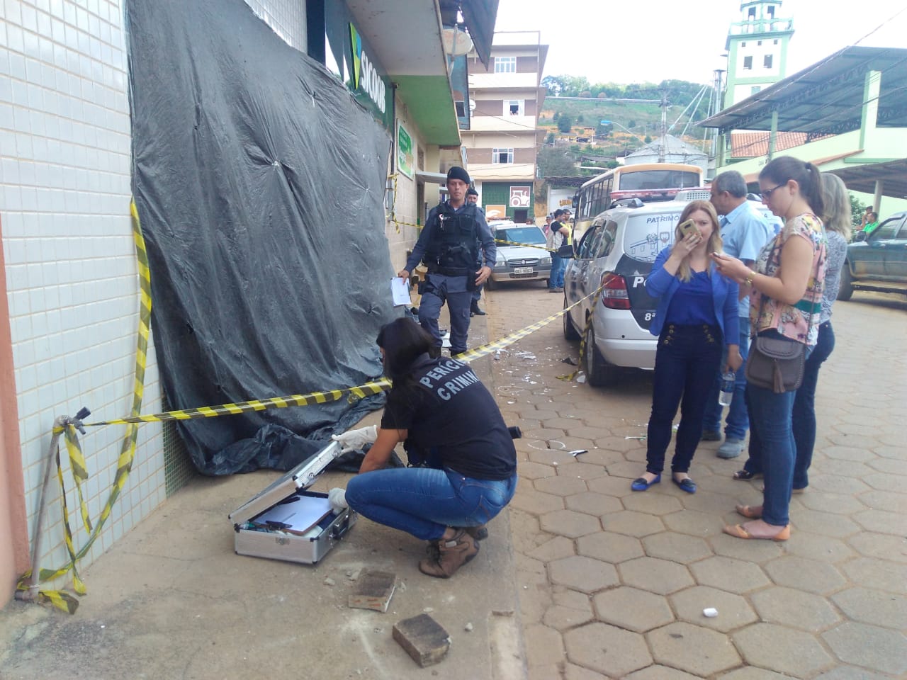 Peritos da Polícia Civil iniciam trabalhos em agência explodida por criminosos em Caramuru, Santa Maria de Jetibá. (Foto: Tais de Hollanda)