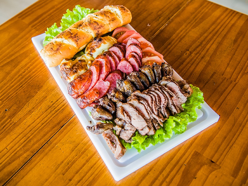 Braseirada na Tábua: 200g de picanha, 2 unidades de linguiça, 2 unidades de queijo cabacinha, coração de galinha e 1 pão de alho (Foto: Leonardo Silveira)