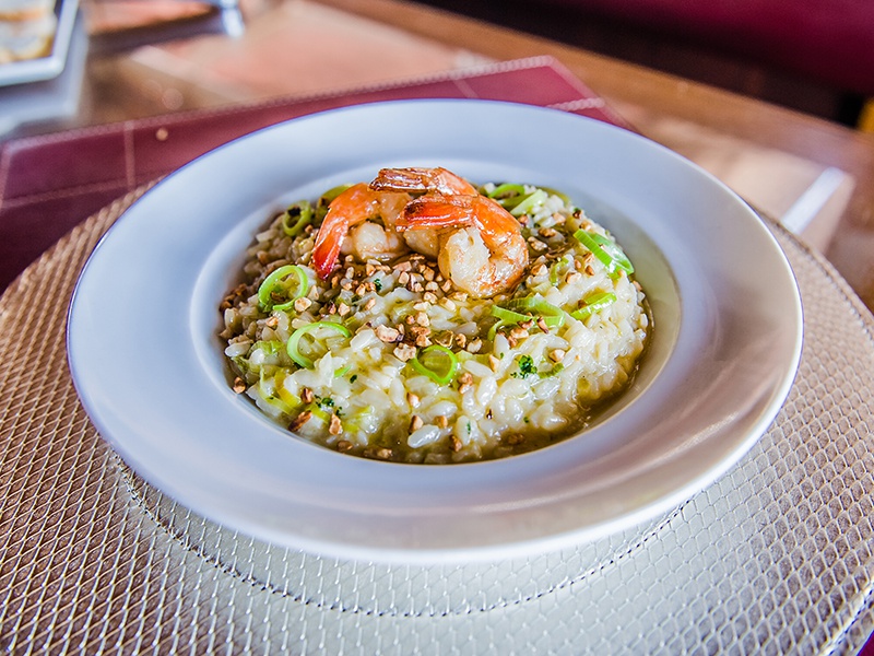 Risoto de alho poró acompanhado de camarão VM (Foto: Leonardo Silveira)