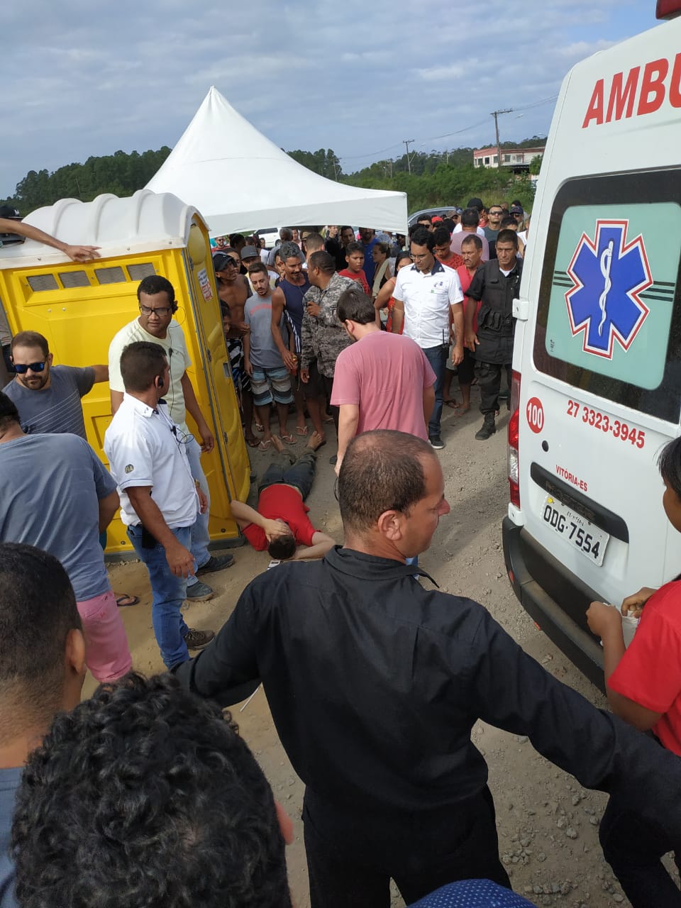 Homem ferido no chão aguarda atendimento de socorristas após ser atingido por pneu. (Foto: Henrique Montovanelli)