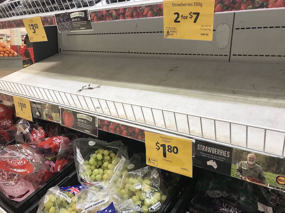 Seis marcas de morangos retiraram seus produtos das prateleira dos mercados após vários consumidores encontrarem agulhas dentro das frutas (Foto: Dan Peled / EFE)