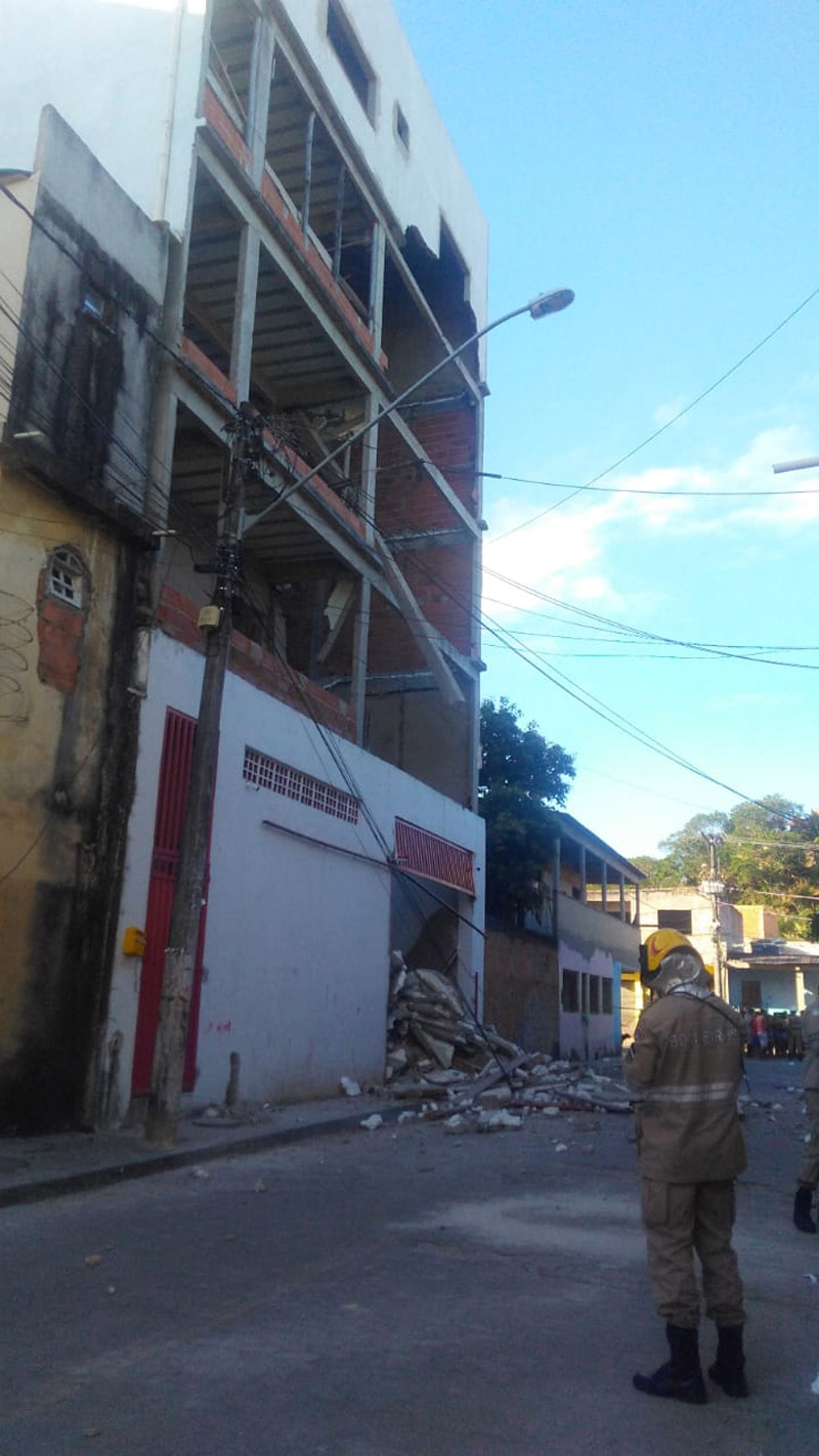 Agente do Corpo de Bombeiros analisa a estrutura do prédio (Foto: Kananda Natiely / AT)