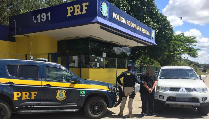 Carro foi recuperado pela polícia (Foto: Divulgação PRF)