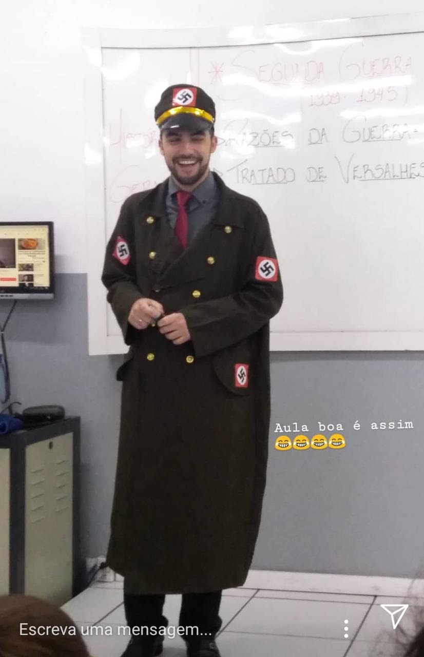 O professor Gabriel Tebaldi fantasiado de Hitler em sala de aula. (Foto: Reprodução redes sociais)