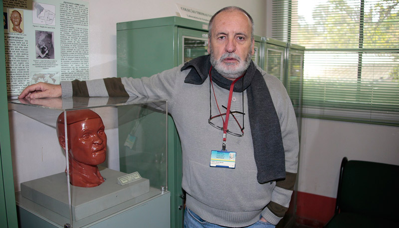 Professor Walter Alves Neves, paleoantropólogo que coordena o Laboratório de Estudos Evolutivos Humanos (Foto: Marcos Santos/USP Imagens)