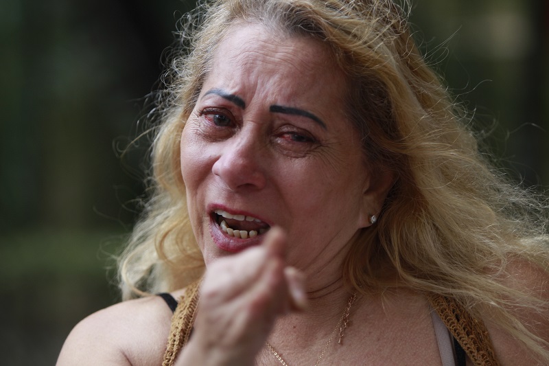 "Ele já quebrou a porta de casa, deu chutes, quebrou os objetos do apartamento. Tive que chamar a polícia”, disse a professora (Foto: Rodrigo Gavini/ AT)