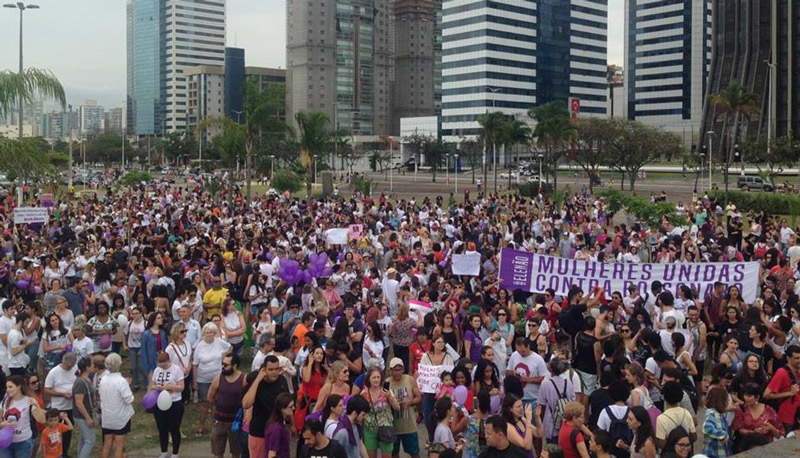 Centenas de pessoas estão reunidas na Praça do Papa, em Vitória (Foto: Mídia Ninja / Facebook)
