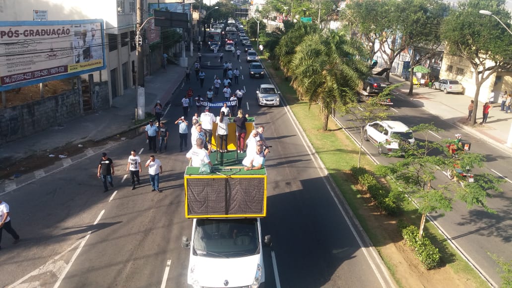 Rodoviários tomaram duas pistas da Avenida Vitória durante o protesto (Foto: Rafael Gomes / AT)