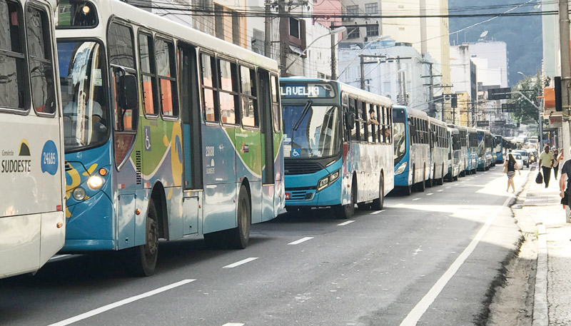 Um dos protestos dos rodoviários fechou a Avenida Jerônimo Monteiro, no Centro de Vitória (Foto: Kadidja Fernandes / AT)