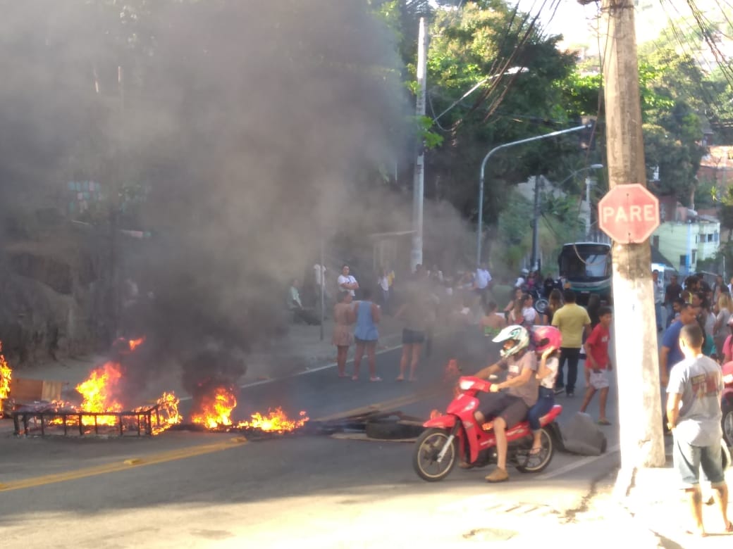 Moradores protestam contra tentativas de sequestro (Foto: Internauta)