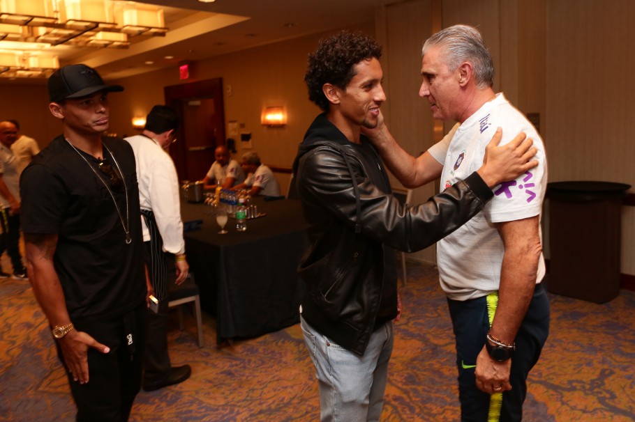 Marquinhos e Thiago Silva foram recebidos pelo treinador Tite (Foto: Lucas Figueiredo / CBF)