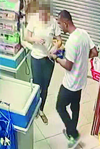 Criminoso roubou aliança, pulseira e brincos da esposa do dono do supermercado. (Foto: Reprodução de videomonitoramento)