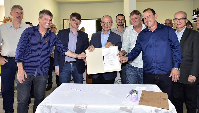 Governador e autoridades exibem a ordem de serviço para o início da obra (Foto: Leonardo Duarte / SECOM-ES)