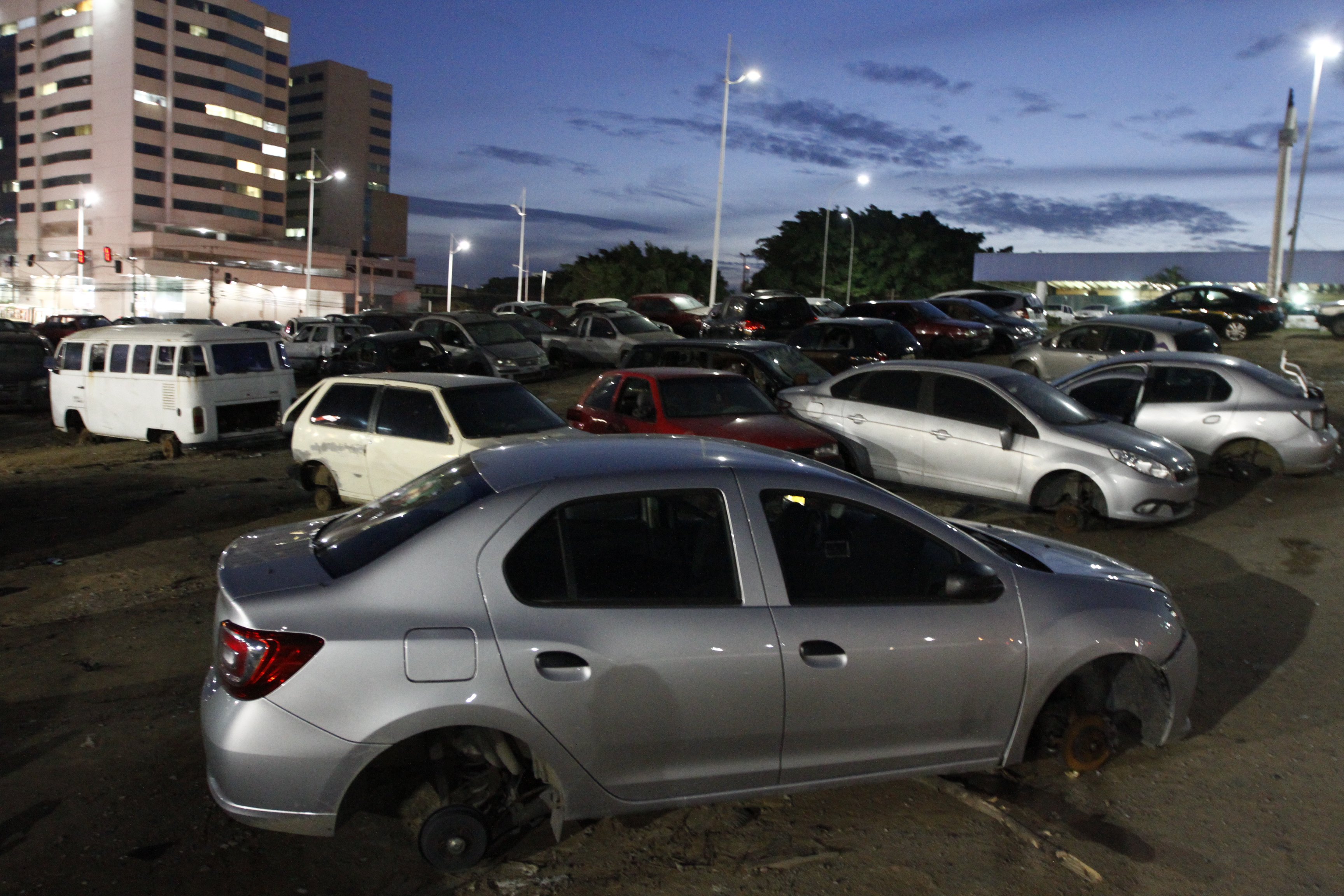 Dezenas de carros depenados em pátio da Polícia Civil, na Serra. (Foto: Rodrigo Gavini/AT)