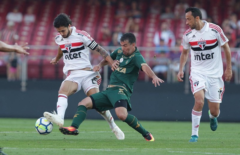 Jogadores lamentaram o empate com o "Coelho" em casa (Foto: Rubens Chiri / saopaulofc.net)