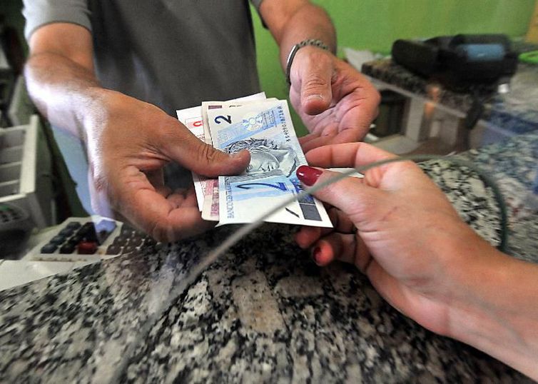 Dinheiro já pode ser recebido na rede bancária. (Foto: Marcello Casal/Agência Brasil)