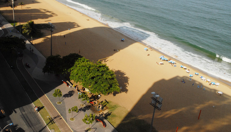 Prédios fazem sombra na orla da Praia da Costa, em Vila Velha (Foto: Jussara Martins / Arquivo A Tribuna)