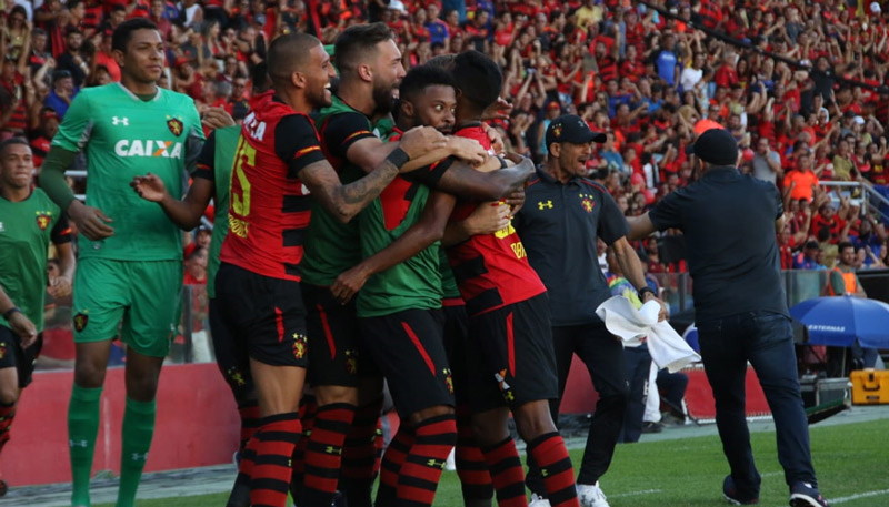 Gabriel comemora com os jogadores o gol que deu a vitória ao time pernambucano (Foto: Williams Aguiar/Sport Club do Recife)