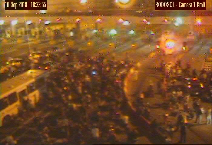 Câmeras da Rodosol registram motoristas esperando abertura da Terceira Ponte (Foto: Reprodução/ Rodosol)