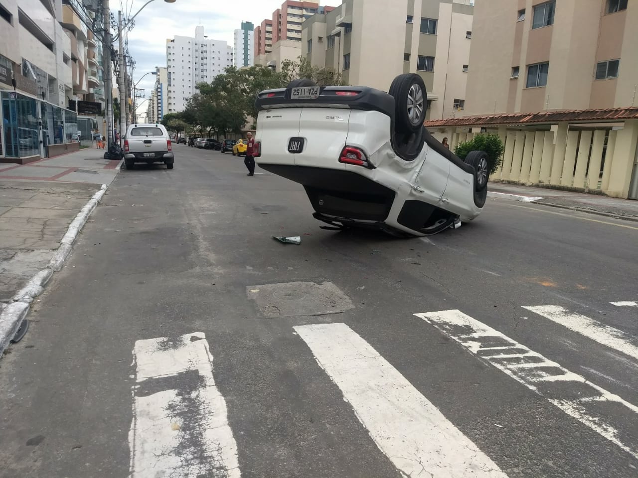Toro capotou após colisão (Foto: Taís de Hollanda)