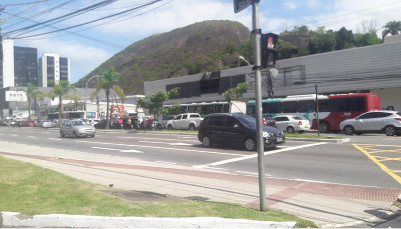 Trânsito intenso na Reta da Penha, sentido Vila Velha (Foto: Weslei Radavelli)