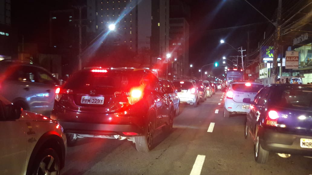 Muito trânsito e lentidão na Reta da Penha no início da noite desta quarta-feira (Foto: Weslei Radavelli)
