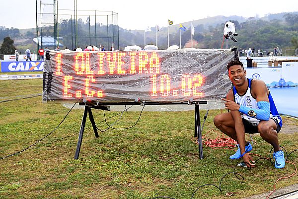 Paulo André ao lado do placar com o novo recorde dos 100m do Troféu Brasil (Foto: Wagner Carmo/CBAt)