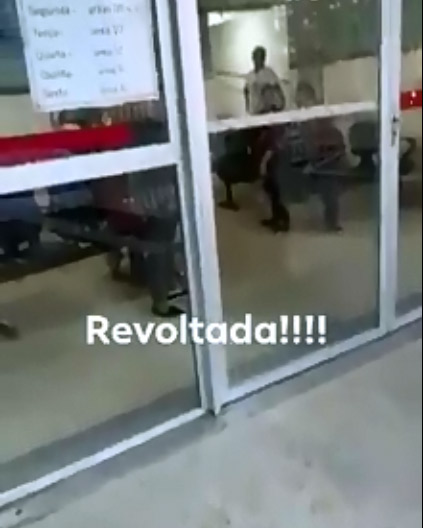 Paciente registrou a porta da unidade de saúde fechada, com a dentista do lado de fora (Foto: Reprodução / Facebook)